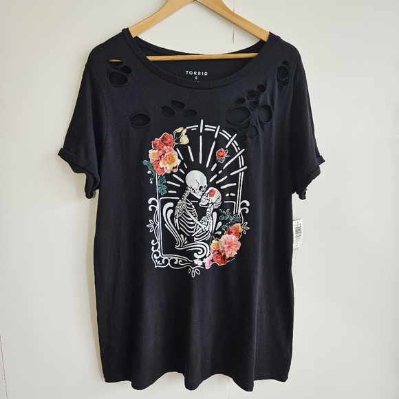 TORRID Skeleton Graphic Relaxed Fit Scoop Neck Destructed Tee Size 0/12/L NWT - Picture 5 of 10